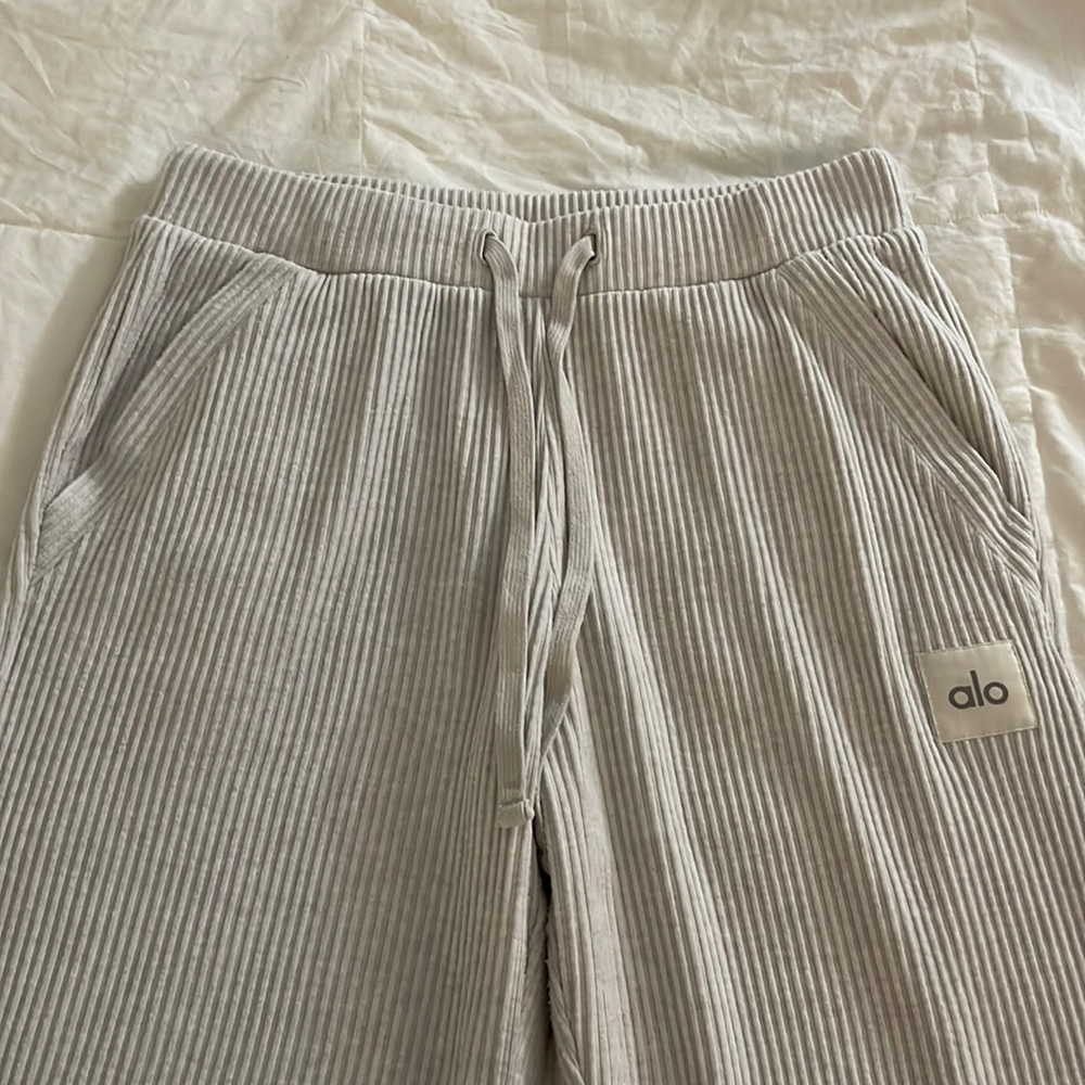 Alo Yoga Muse Sweatpant Size Medium in Bone Heather